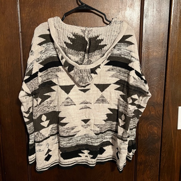 American Eagle Pattern Sweater - Picture 2 of 3